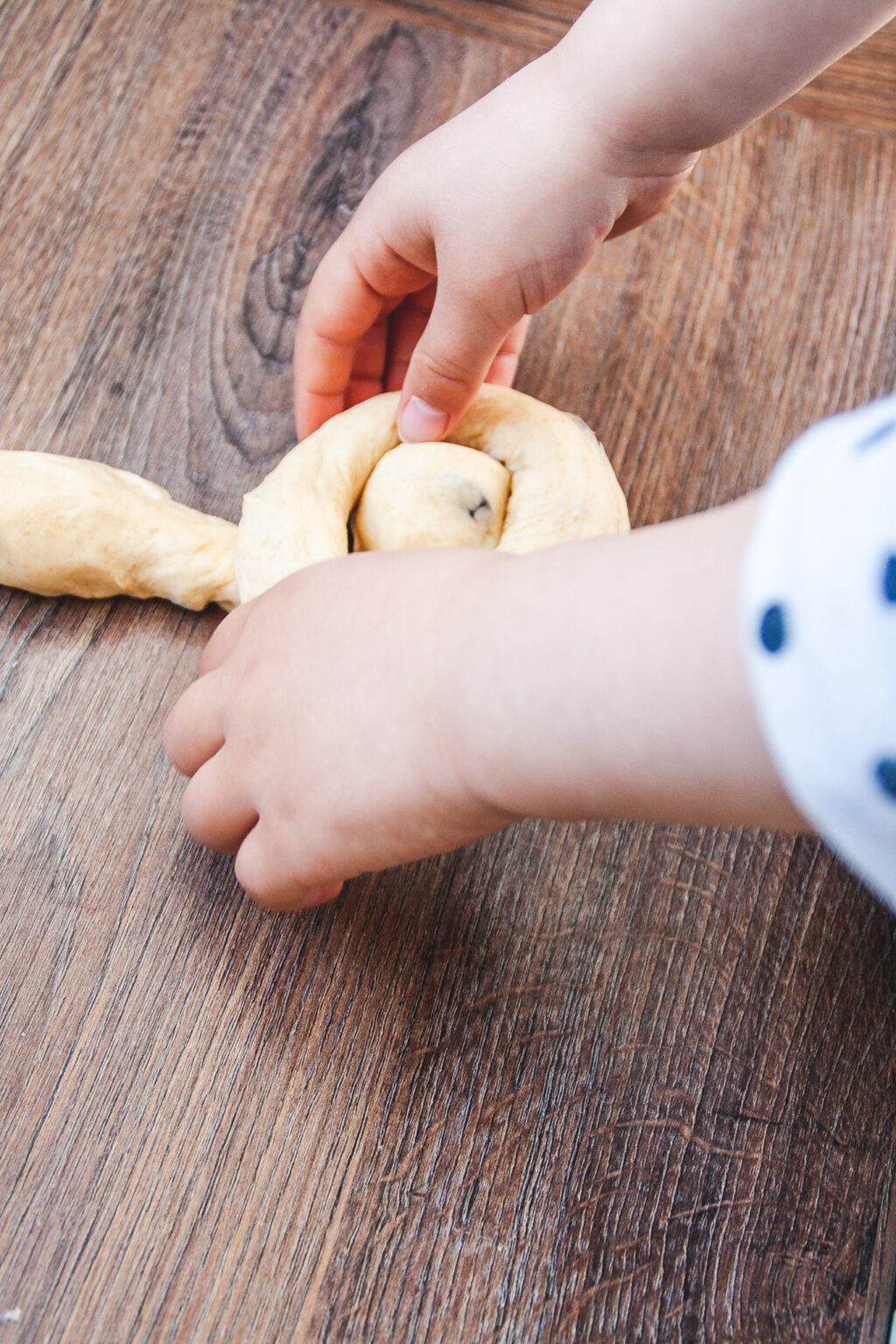 Einfaches Grundrezept für gesunde Rosinenbrötchen (Hefeteig-Osterhasen ...