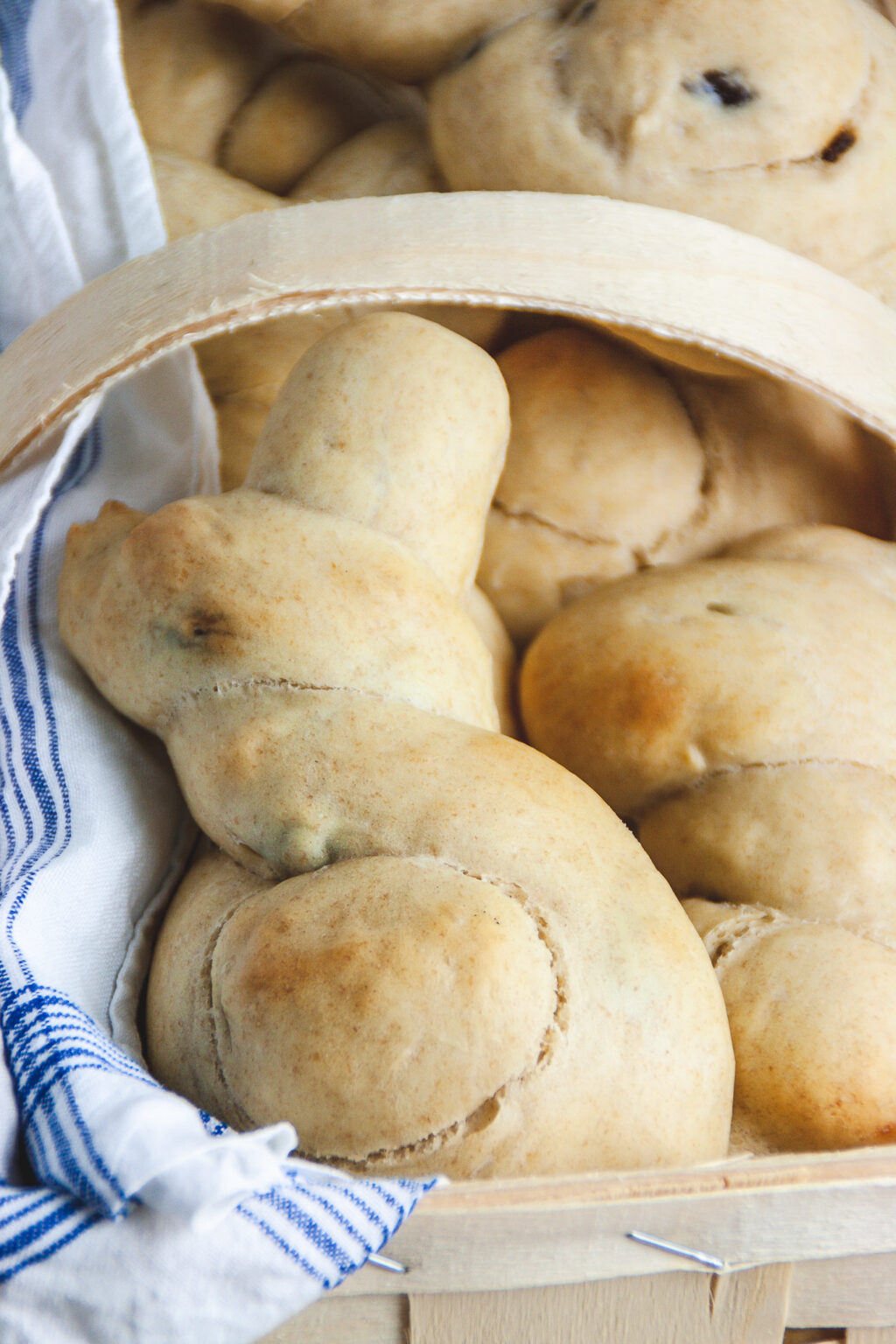 Einfaches Grundrezept für gesunde Rosinenbrötchen (Hefeteig-Osterhasen ...