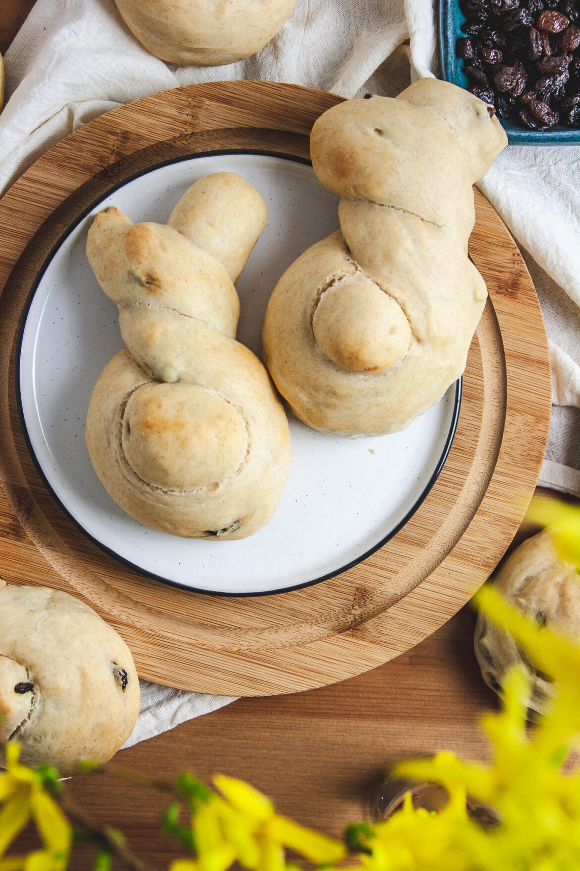 Einfaches Grundrezept für gesunde Rosinenbrötchen (Hefeteig-Osterhasen ...