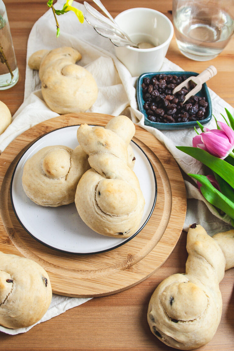 Einfaches Grundrezept für gesunde Rosinenbrötchen (Hefeteig-Osterhasen ...