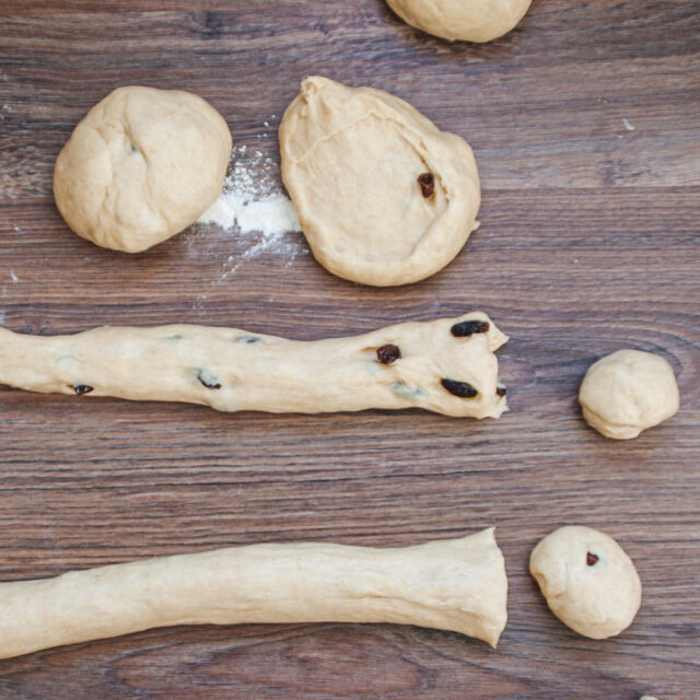 Einfaches Grundrezept für gesunde Rosinenbrötchen (Hefeteig-Osterhasen ...