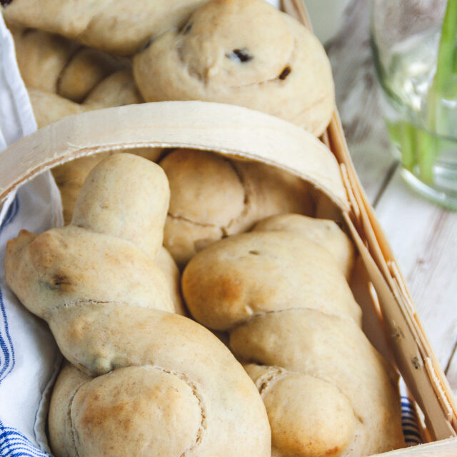 Einfaches Grundrezept für gesunde Rosinenbrötchen (Hefeteig-Osterhasen ...